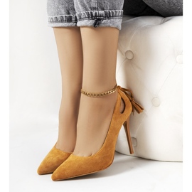 Brauner Absatz mit dekorativen Anthe-Ausschnitten 2