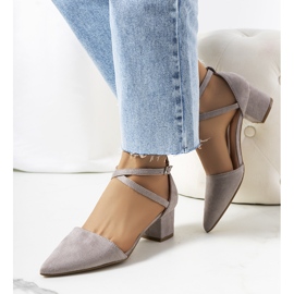 Graue Pumps am Hyde Post 1