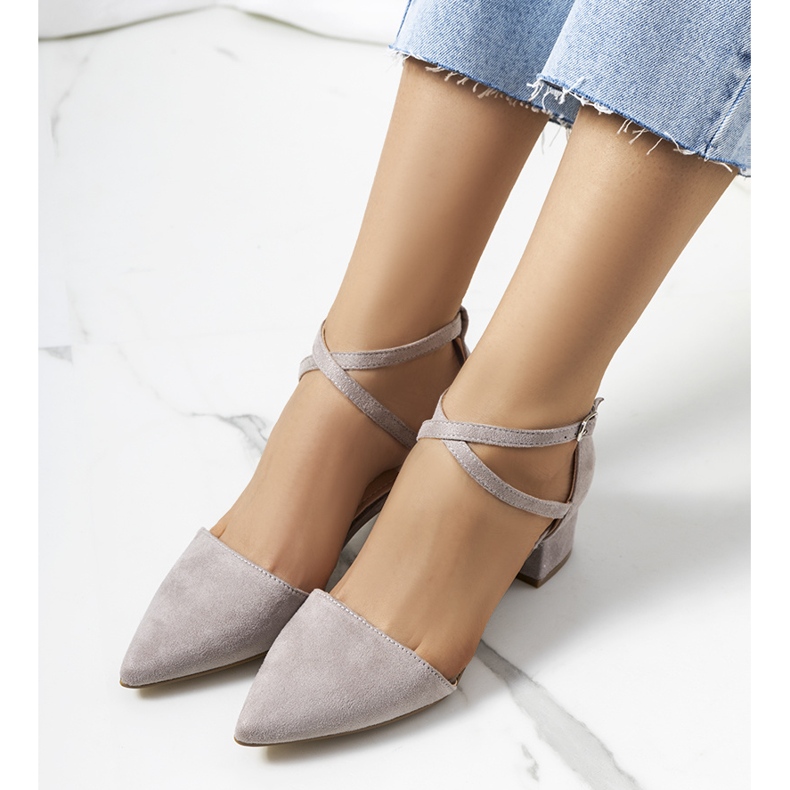 Graue Pumps am Hyde Post 2