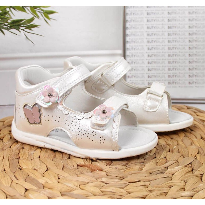 Weiße Sandalen mit Klettverschluss im American Club 2