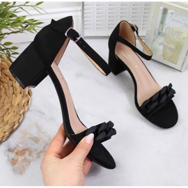 Schwarze Sandalen an einem Pfosten mit einer Kette W Filippo 1