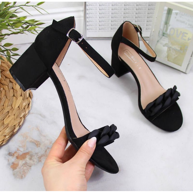 Schwarze Sandalen an einem Pfosten mit einer Kette W Filippo 1