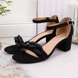 Schwarze Sandalen an einem Pfosten mit einer Kette W Filippo 2