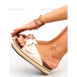 Flip-Flops auf einer dekorierten Sohle in Lane Beige 1