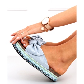 Flip-Flops auf einer verzierten Lane Blue-Sohle blau 1