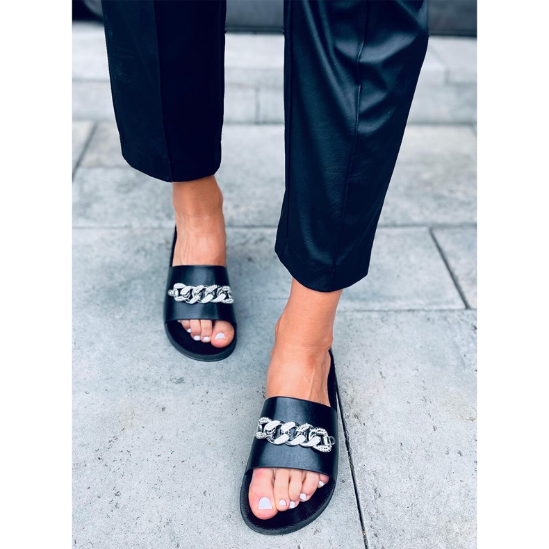 Tilia Schwarze Hausschuhe mit Kette 1