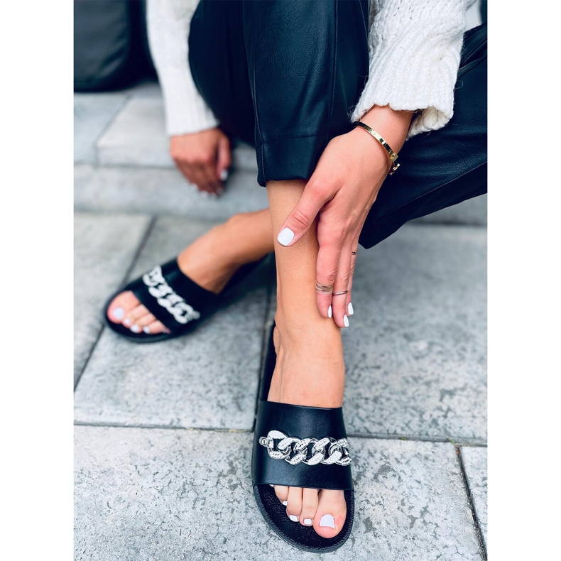 Tilia Schwarze Hausschuhe mit Kette 2