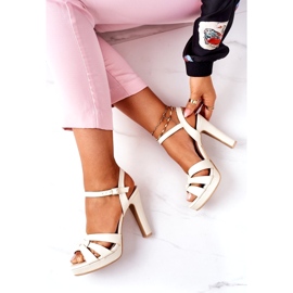 PW1 Elegante Sandalen auf einer Bar Beige Anastasia 1