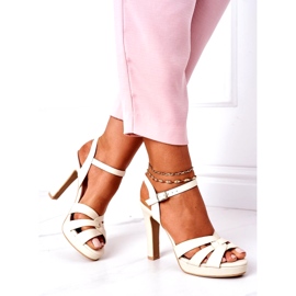 PW1 Elegante Sandalen auf einer Bar Beige Anastasia 4