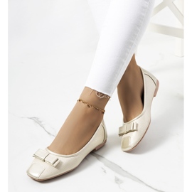 Rikkes goldschimmernde Ballerinas beige 1
