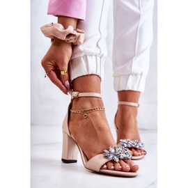 PA2 Ledersandalen auf einer Stange mit beiger Milessa-Dekoration 1