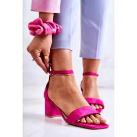 Vinceza Modische Wildledersandalen auf einer Bar Fuchsia Rovena rosa 1