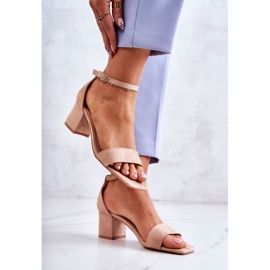 Vinceza Modische Wildledersandalen auf einer Bar Beige Rovena 2