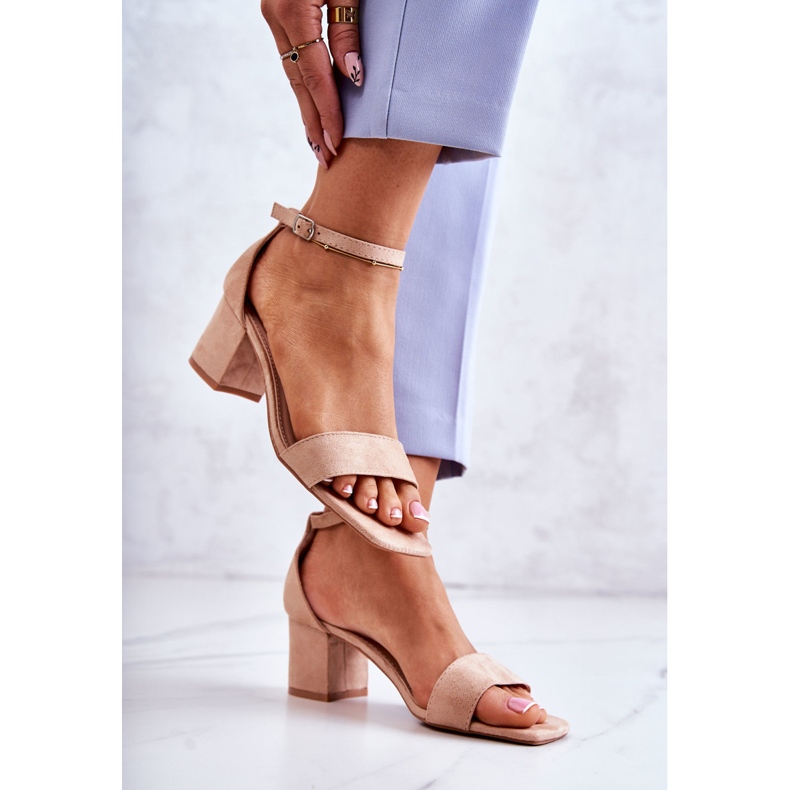 Vinceza Modische Wildledersandalen auf einer Bar Beige Rovena 2