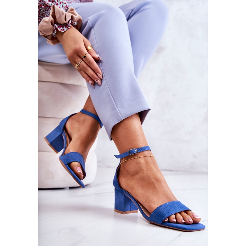 Vinceza Modische Wildledersandalen auf einer Bar Rovena Blue blau 1