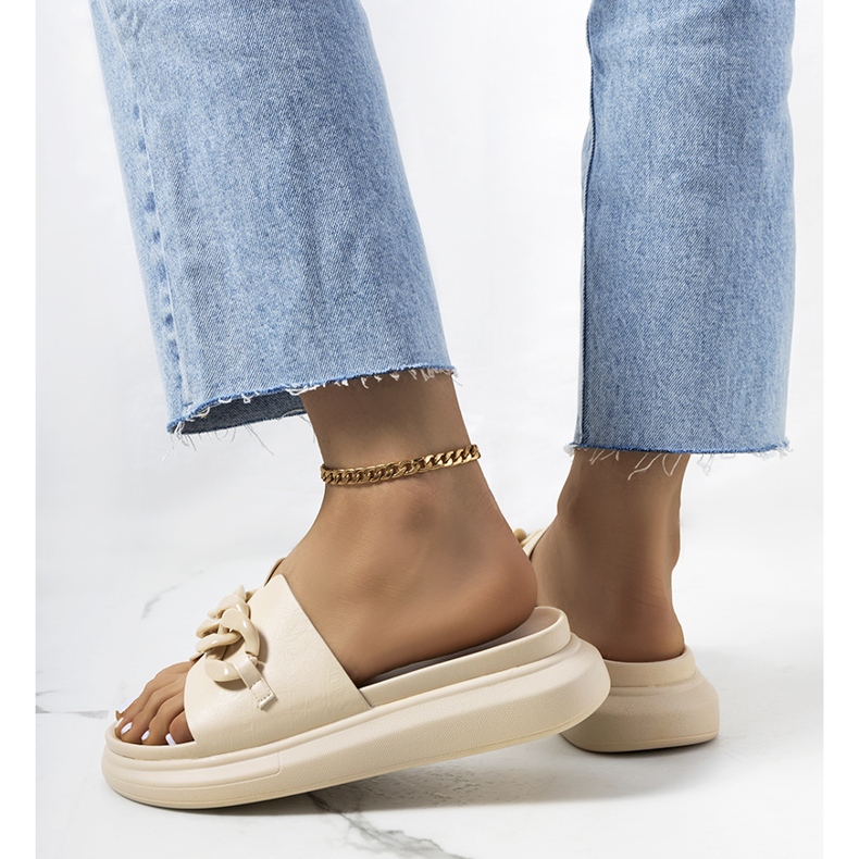 BM Beige Hausschuhe mit Levy-Kette 1