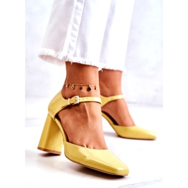 PG1 Modische Lackpumps Auf Einem Gelben Maoris-Bar 1