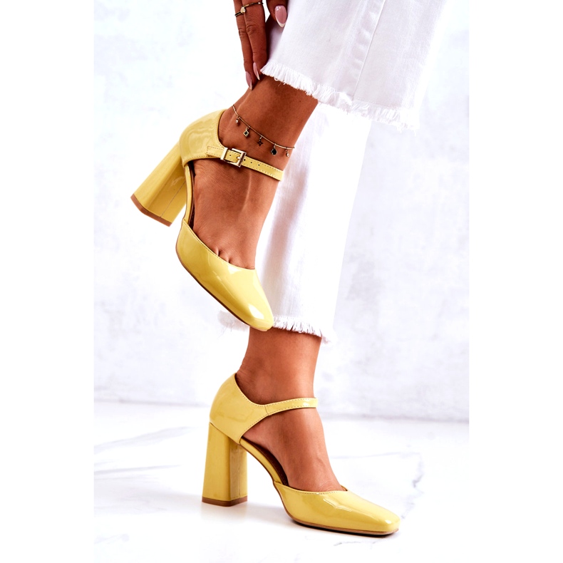 PG1 Modische Lackpumps Auf Einem Gelben Maoris-Bar 2