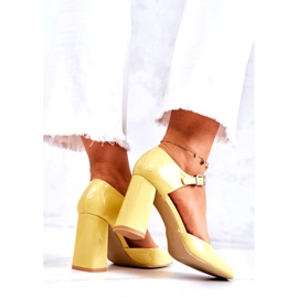 PG1 Modische Lackpumps Auf Einem Gelben Maoris-Bar 3