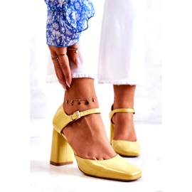 PG1 Modische Lackpumps Auf Einem Gelben Maoris-Bar 4