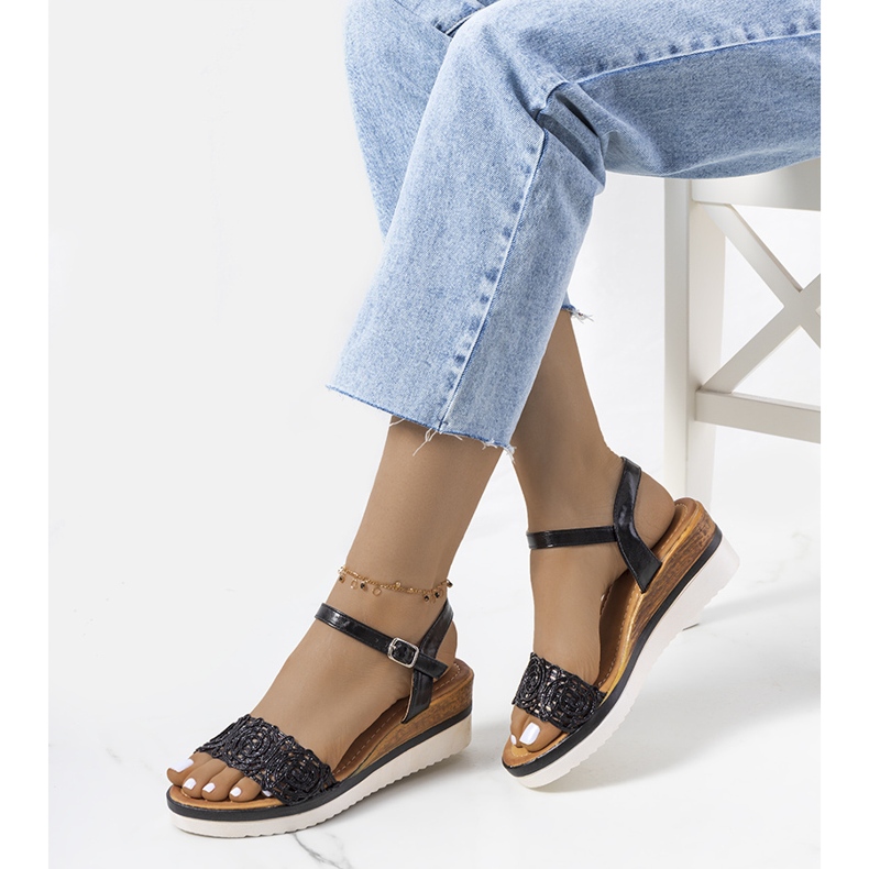 Schwarze Sandalen mit dekorativem Kirk-Riemen 1