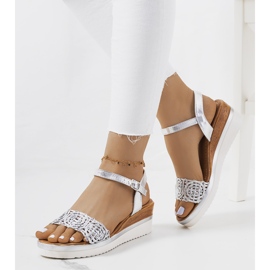 Silberne Sandalen mit dekorativem Kirk-Riemen 1