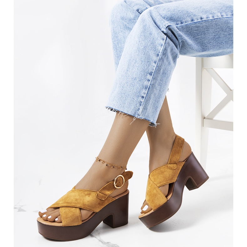 Braune Sandalen auf der Kapellenplattform 1