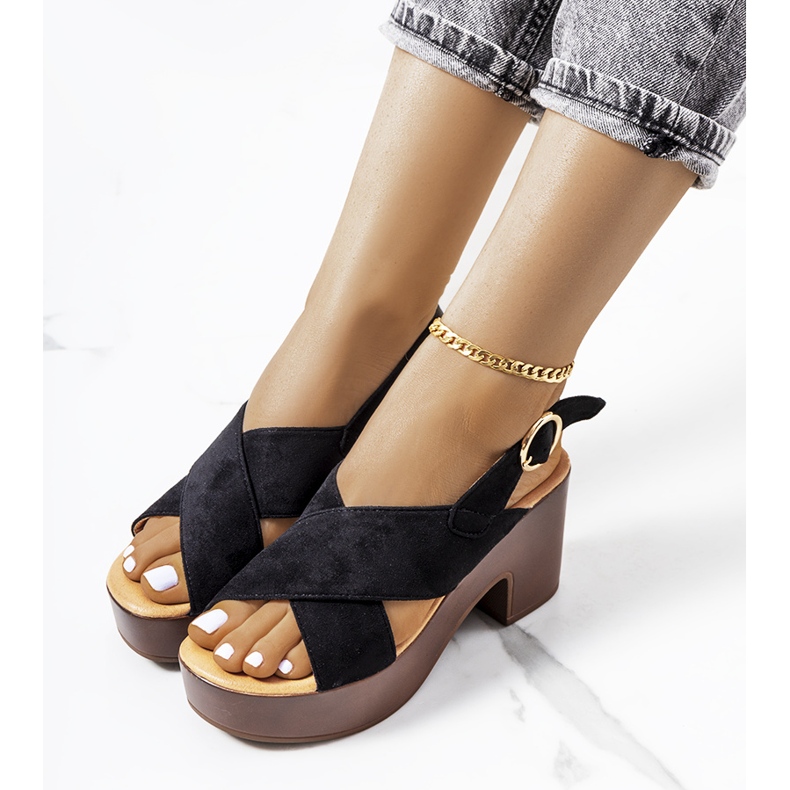 Schwarze Sandalen auf der Kapellenplattform 1