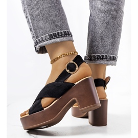 Schwarze Sandalen auf der Kapellenplattform 2