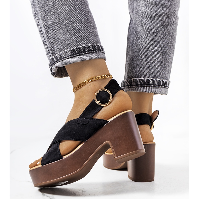 Schwarze Sandalen auf der Kapellenplattform 2