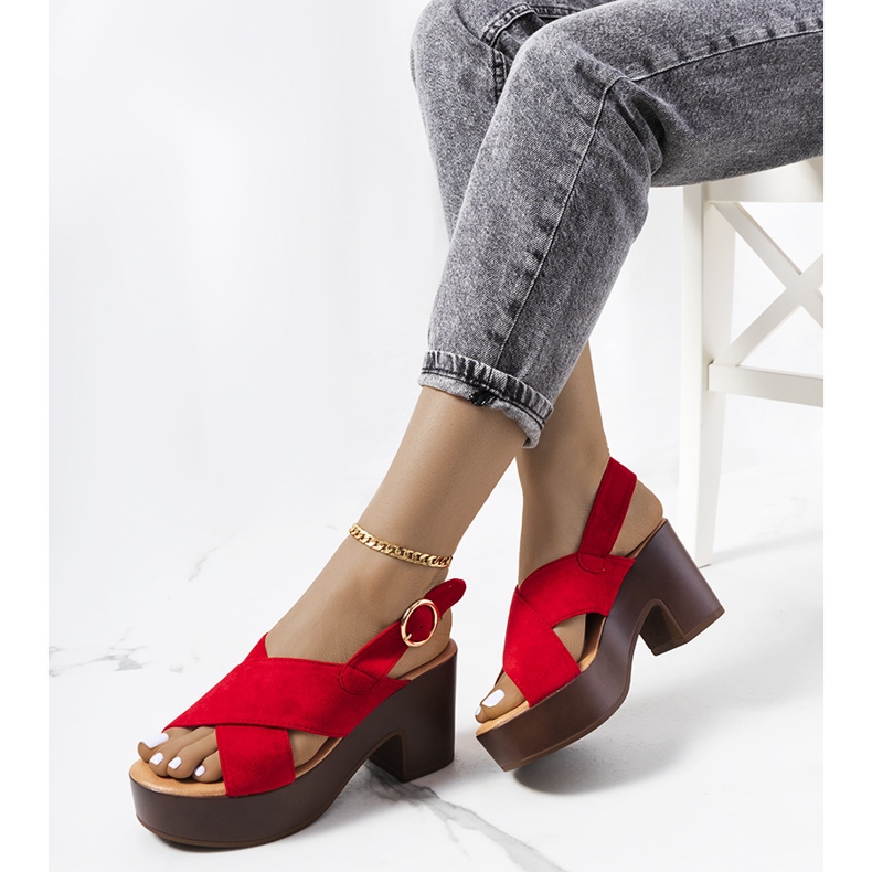 Rote Sandalen auf der Kapellenplattform 1