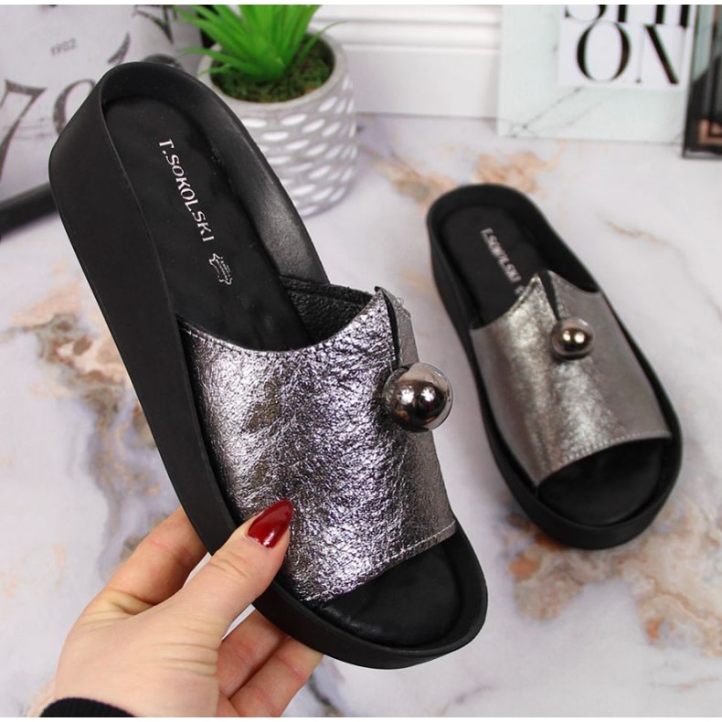 Lederpantoffeln mit einer dekorativen Kugel T. Sokolski W SCA165A Silber silber- 1