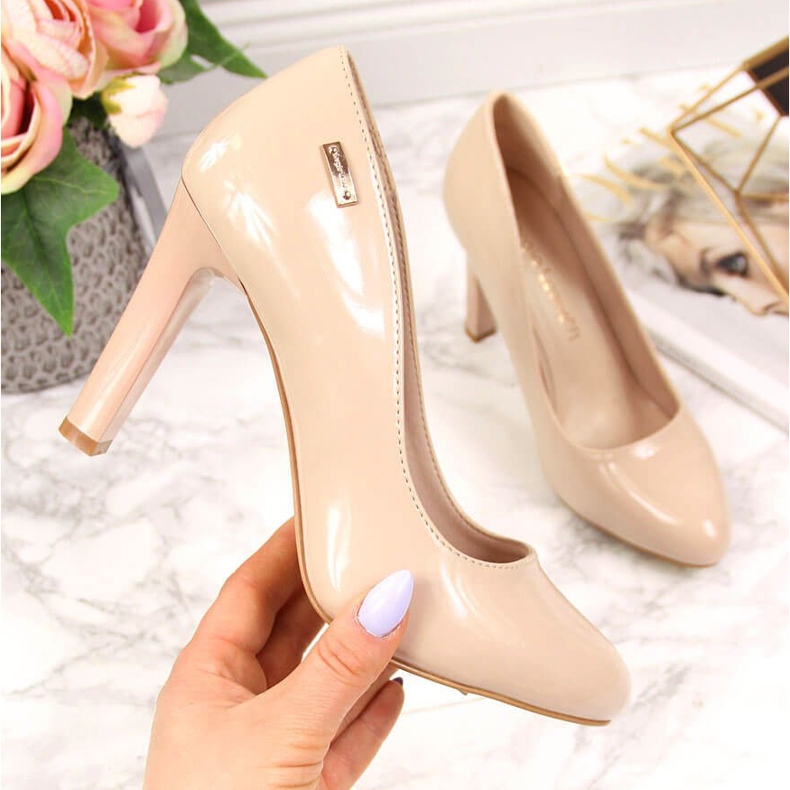 Pumps lackiert auf dem post nude Sergio Leone beige 1