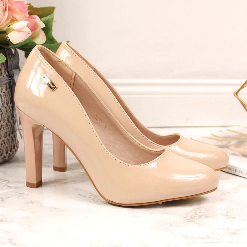 Pumps lackiert auf dem post nude Sergio Leone beige 2