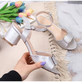 Silberne Sandalen am Pfosten von Sergio Leone beige 1