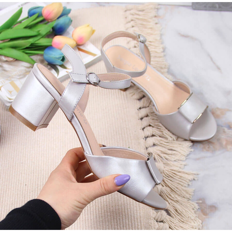 Silberne Sandalen am Pfosten von Sergio Leone beige 1