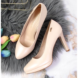 Pumps auf der perlhellbeigen Plattform Sergio Leone 2