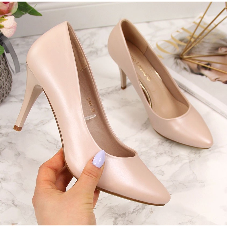 Pumps auf einem beigefarbenen Sergio Leone Stiletto 1