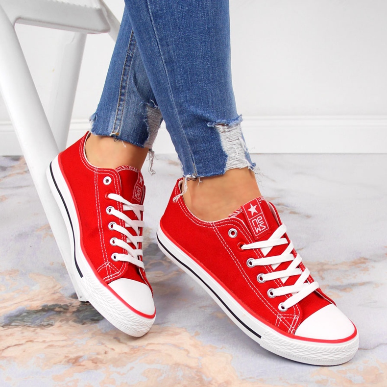 Niedrige Turnschuhe aus rotem Textil NEWS 1