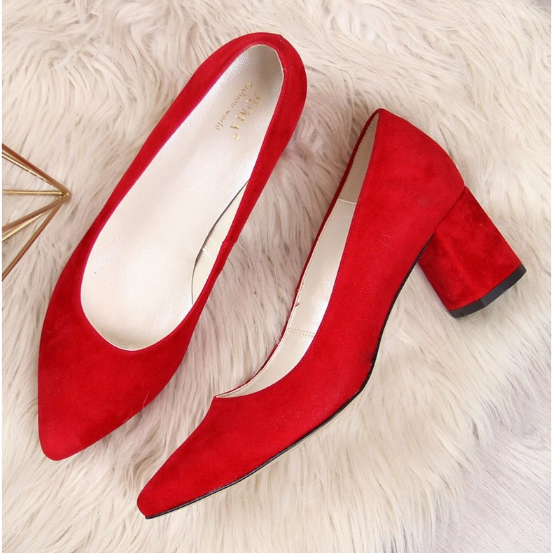 Pumps auf einer roten Juma-Wildledersäule 2