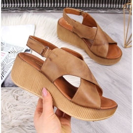 Damen Ledersandalen auf einem braunen Keil Dolce Pietro 2