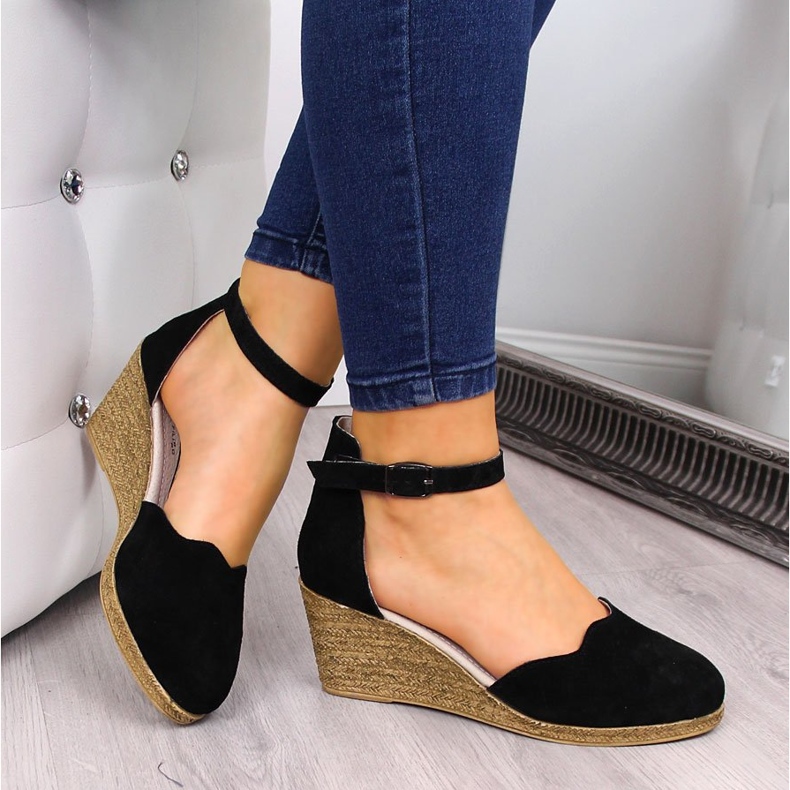 Damensandalen aus Leder auf einem schwarzen Keil Filippo 1