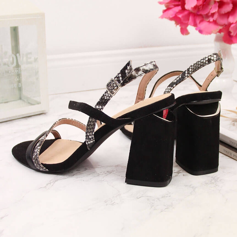 S.Barski Schwarze Damensandalen an einem Serpentinenpfosten von S. Barski 2