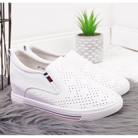 Damen-Lederturnschuhe auf einem weißen durchbrochenen Keil Filippo 2