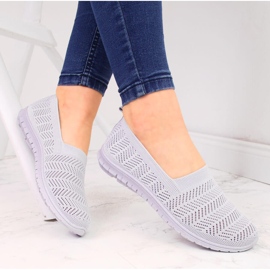 Durchbrochene Damensneaker schlüpfen auf grauem Filippo 1