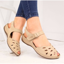 Damen Ledersandalen auf einem beigen Keil Helios 4011 1