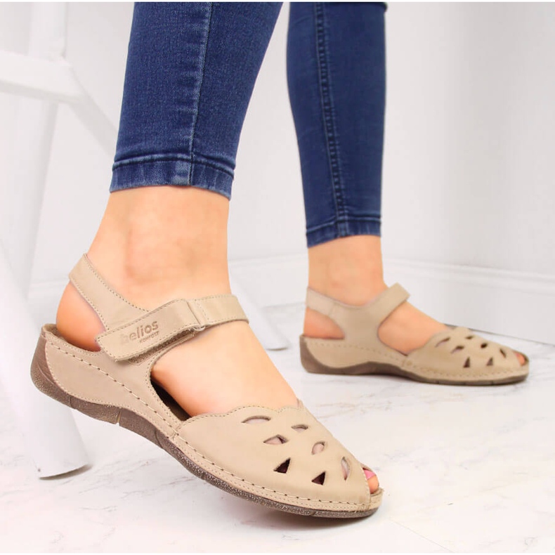 Damen Ledersandalen auf einem beigen Keil Helios 4011 2