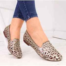 Damenschuhe aus goldfarbenem durchbrochenem Leder Juma 1