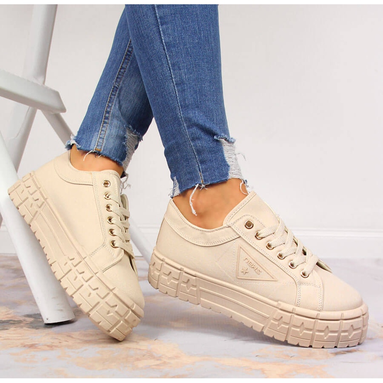 Beige Turnschuhe für Damen auf einer Plattform NEWS 1