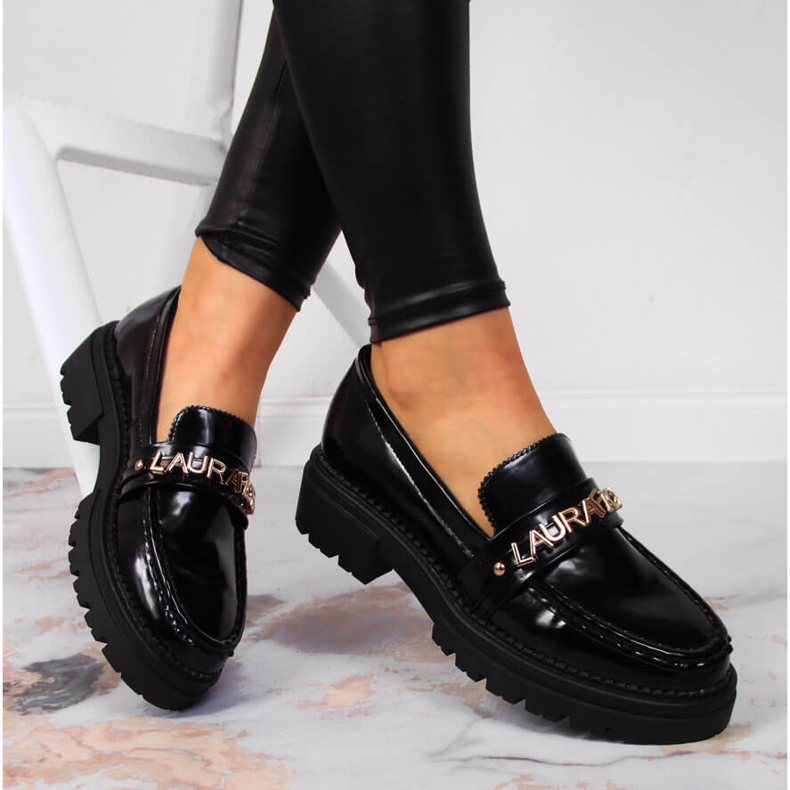 Schwarz lackierte Damenschuhe mit der Aufschrift Laura La.Fi 2